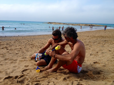 Фернандо Алонсо на пляже со своим инженером