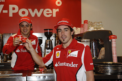 Фелипе Масса и Фернандо Алонсо пьют кофе на спонсорском мероприятии Shell перед Гран-при Австралии 2012
