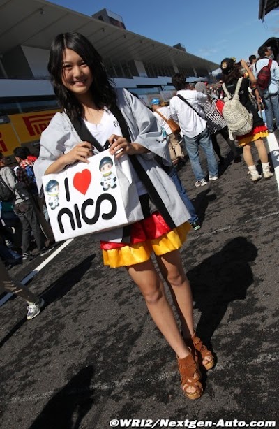 Nico Mana - болельщица Нико Росберга в юбке в цветах немецкого флага на Гран-при Японии 2011