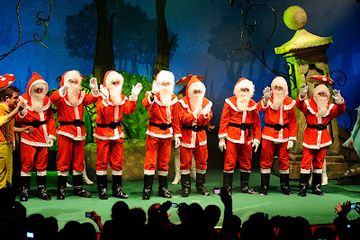 пилоты Ferrari в костюмах Санта-Клауса на сцене на рождественском мероприятии Ferrari для детей 18 декабря 2011
