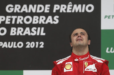 Фелипе Масса смотрит вверх на подиуме Интерлагоса на Гран-при Бразилии 2012