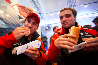 Тимо Глок и Жером Д'Амброзио кушают хот-доги в гараже на Гран-при Великобритании 2011