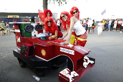 болельщики Ferrari с болидом и в красных париках на Гран-при Италии 2013