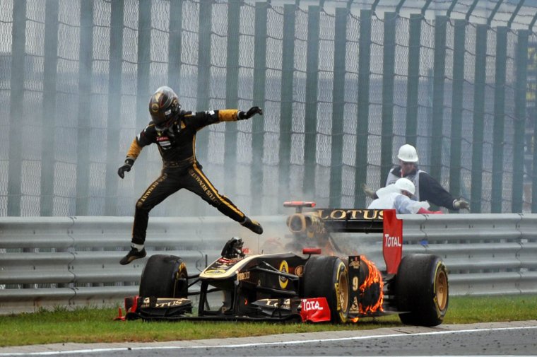 Ник Хайдфельд выпрыгивает из горящего Lotus Renault на Гран-при Венгрии 2011