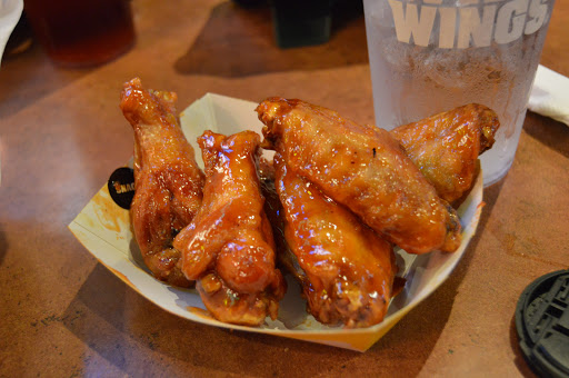 Chicken Wings Restaurant «Buffalo Wild Wings», reviews and photos, 5 Weems Ln, Winchester, VA 22601, USA