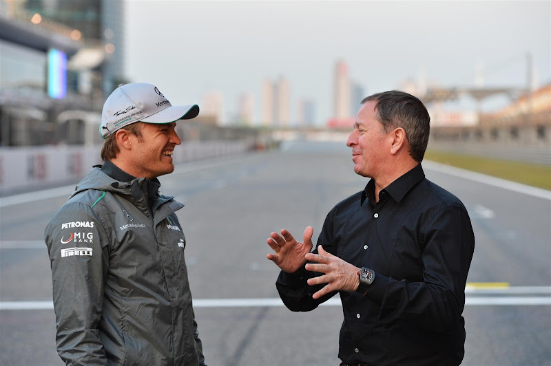Нико Росберг и Мартин Брандл на старт-финишной прямой Шанхая на Гран-при Китая 2013