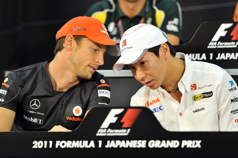 Дженсон Баттон говорит что-то Камуи Кобаяши на пресс-конференции Гран-при Японии 2011