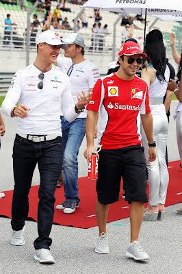 улыбающиеся Михаэль Шумахер и Фелипе Масса на параде пилотов Гран-при Малайзии 2012