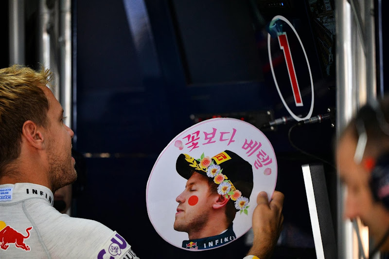 Себастьян Феттель с подарком от болельщиков Гран-при Кореи 2013