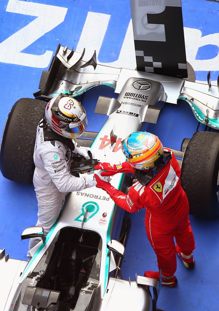 Льюис Хэмилтон и Фернандо Алонсо пожимают руки после финиша гонки на Гран-при Китая 2014
