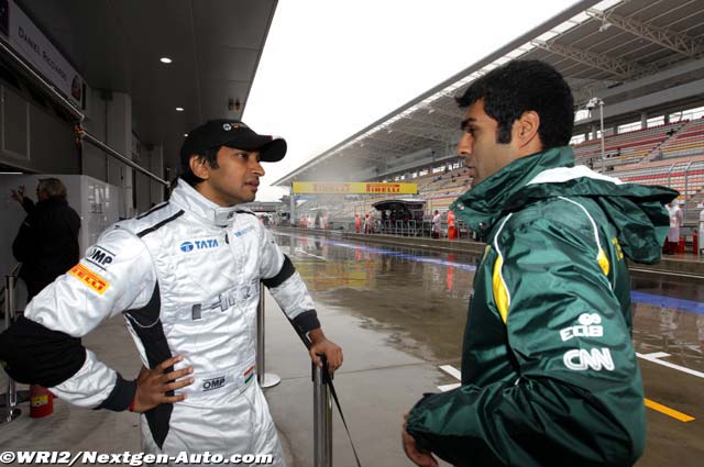 Карун Чандхок и Нараин Картикеян разговаривают на пит-лейне Йонама на Гран-при Кореи 2011