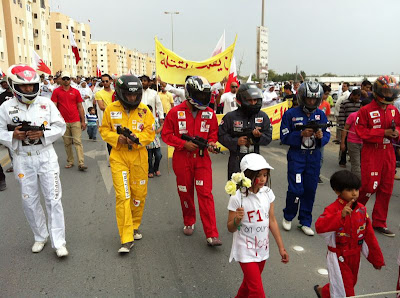 акции протеста в Бахрейне - демонстранты в комбинезонах