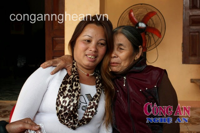 Chị Trần Thị Hoa (áo trắng) trở về nhà sau 19 năm lưu lạc