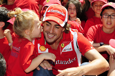 Фернандо Алонсо с маленькой девочкой на спонсорском мероприятии перед Гран-при Германии 2011