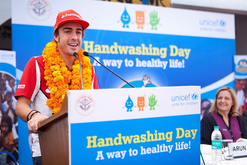 Фернандо Алонсо UNICEF Handwashing Day на Гран-при Индии 2012