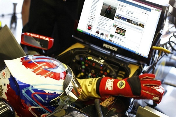 Виталий Петров убивает время на Гран-при Великобритании 2011