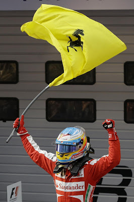 Фернандо Алонсо с флагом Ferrari празднует победу на Гран-при Китая 2013