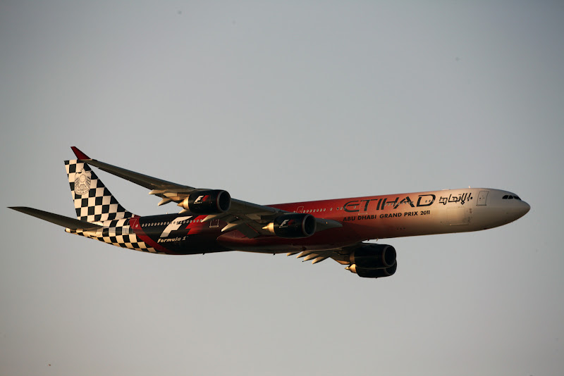 самолет Etihad Airways в раскраске Гран-при Абу-Даби 2011