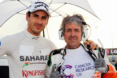 Адриан Сутиль и Нил Дики в футблоке Cancer Research UK на стартовой решетке Гран-при Абу-Даби 2013