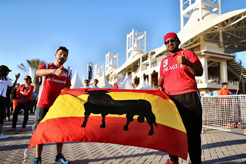 болельщик Ferrari с испанским флагом на Гран-при Бахрейна 2014