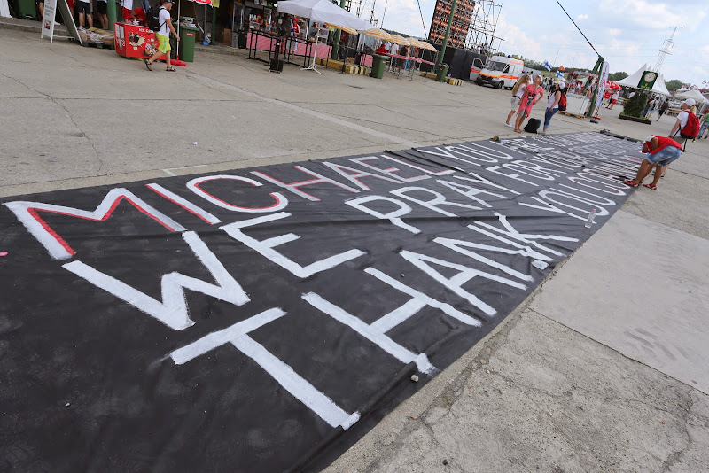 здоровенный баннер в поддержку Михаэля Шумахера от болельщиков Хунгароринга на Гран-при Венгрии 2014