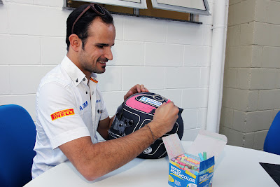 Витантонио Льюцци разукрашивает свой шлем для Гран-при Бразилии 2011