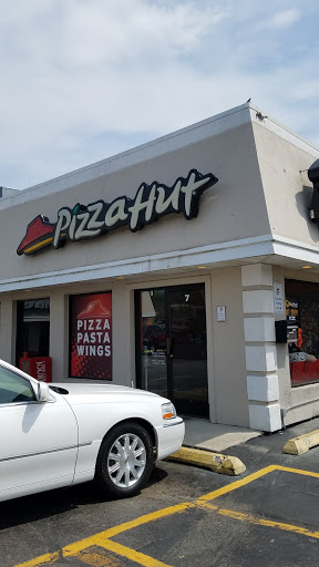 Pizza Restaurant «Pizza Hut», reviews and photos, 5 E Grand Ave, Fox Lake, IL 60020, USA