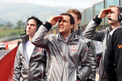 Гэри Паффетт и механики McLaren на тестах в Муджелло 2012