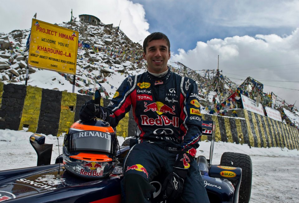 Нил Яни на болиде Red Bull Racing на высоте в Кашмире