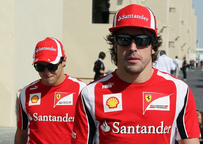 Фернандо Алонсо и Фелипе Масса позади идут по паддоку Яс Марины на Гран-при Абу-Даби 2011