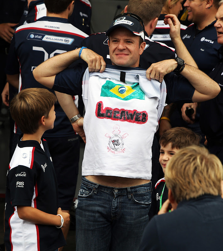 Рубенс Баррикелло в футболке разукрашенной его сыновьями на Гран-при Бразилии 2011