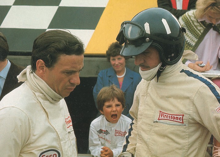 маленький Деймон Хилл кричит на своего отца Грэма Хилла и Джима Кларка в Сильверстоуне на Гран-при Великобритании 1967