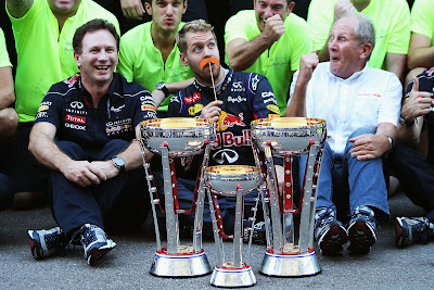 Себастьян Феттель с оранжевыми усами на праздновании победы Red Bull на Гран-при США 2013