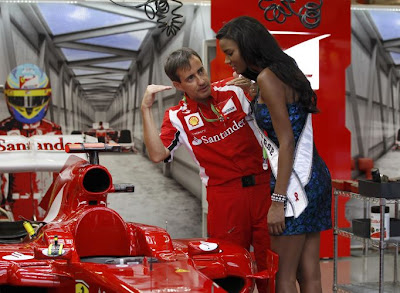 инженер Ferrari объясняет что-то Мисс Вселенной на Гран-при Сингапура 2011
