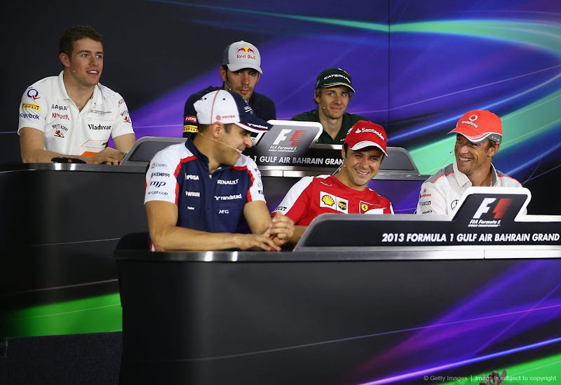 пилоты на пресс-конференции в четверг на Гран-при Бахрейна 2013