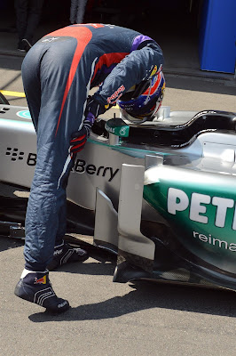 Марк Уэббер заглядывает в болид Mercedes после квалификации на Гран-при Германии 2013