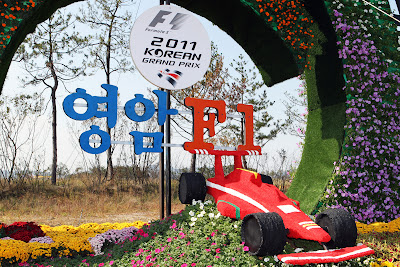 клумбы из цветов на автодроме Йонама на Гран-при Кореи 2011