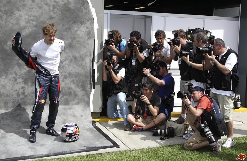 Себастьян Феттель одевает комбинезон на фотосессии Гран-при Австралии 2012