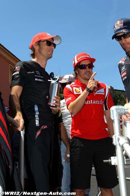 Фернандо Алонсо показывает палец Феттеля Дженсону Баттону и Марку Уэбберу на Гран-при Монако 2011