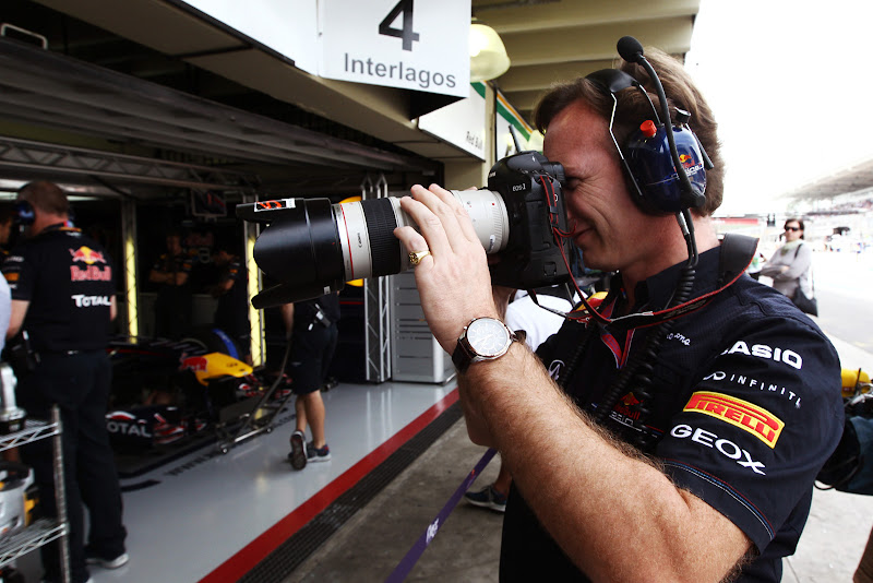 Кристиан Хорнер с фотокамерой Sutton Images на Гран-при Бразилии 2011