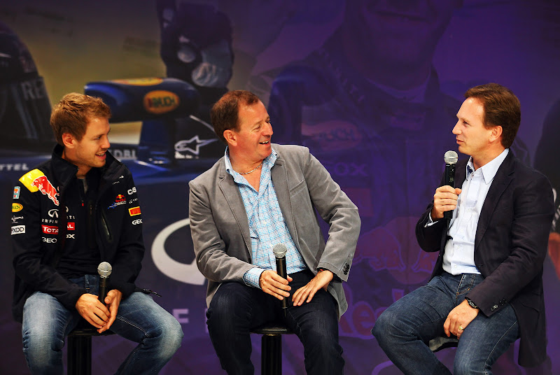 Себастьян Феттель и Мартин Брандл смотрят на Кристиана Хорнера на пресс-конференции Red Bull в Йокогаме