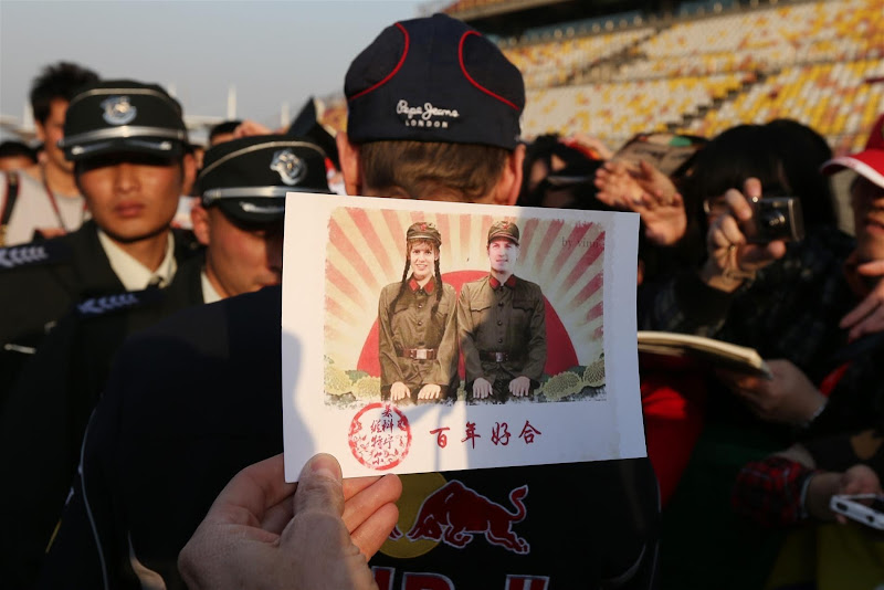 открытка сослуживцев Феттеля и Райкконена от болельщицы Vimi на Гран-при Китая 2013