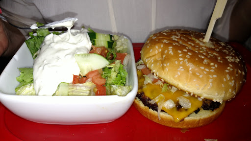 Hamburger Restaurant «Red Robin Gourmet Burgers», reviews and photos, 1431 Beaver Creek Commons Dr, Apex, NC 27502, USA