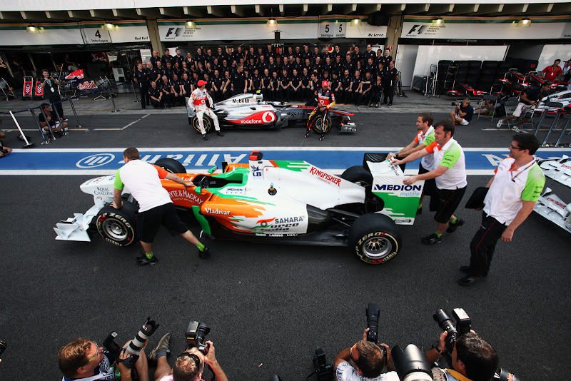 механики Force India толкают свой болид перед фотосессией McLaren на Гран-при Бразилии 2011