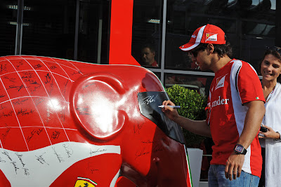 Фелипе Масса подписывает слона Ferrari на Гран-при Италии 2011