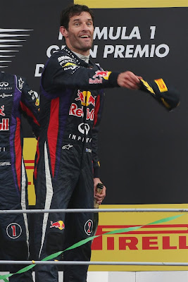 Марк Уэббер бросает кепку с подиума Монцы на Гран-при Италии 2013