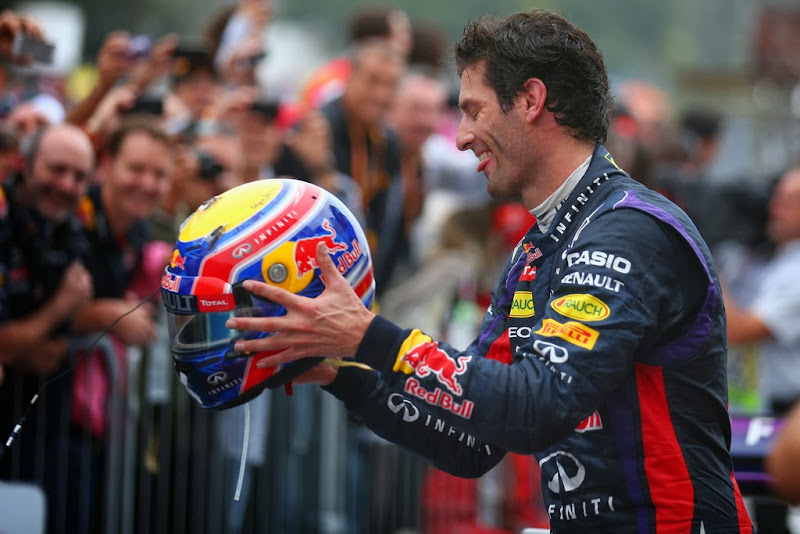 Марк Уэббер перекидывается шлемом после финиша гонки на Гран-при Бразилии 2013