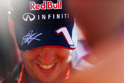 улыбающийся Себастьян Феттель в кепке на Гран-при Австралии 2013