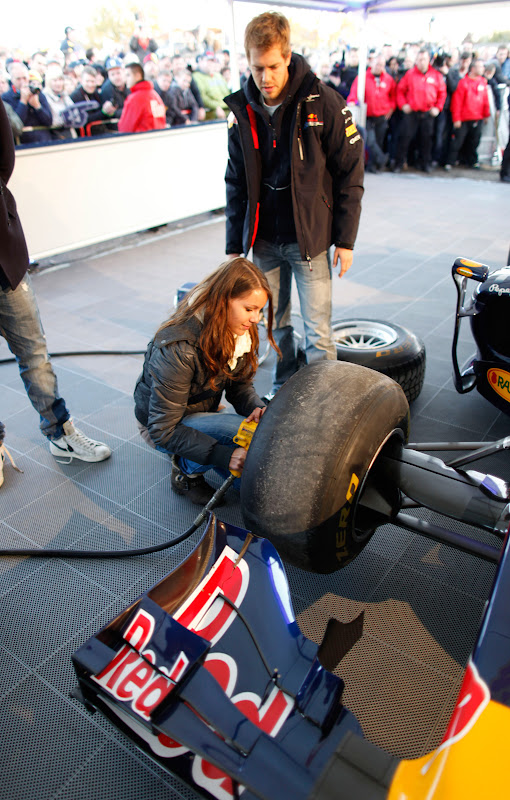 Себастьян Феттель меняет колеса на своем Red Bull в Хеппенхайме 20 октября 2011