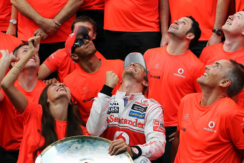фото в футболках McLaren Rocket Red после победы Дженсона Баттона на Гран-при Бельгии 2012